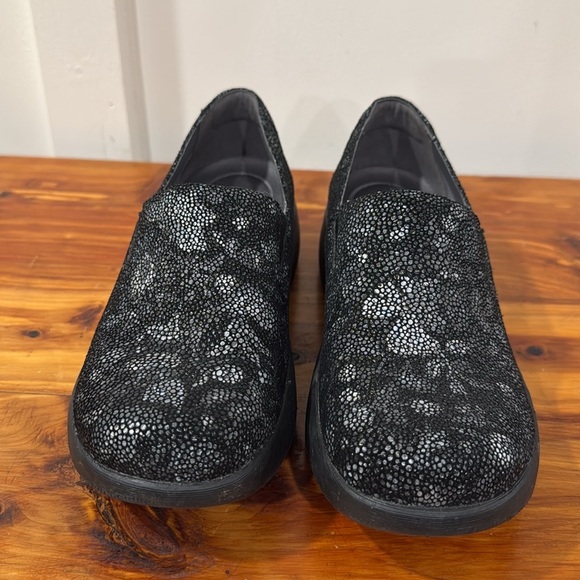 Dansko Winona Slip On Clogs in Metallic Floral 36 - Picture 4 of 7